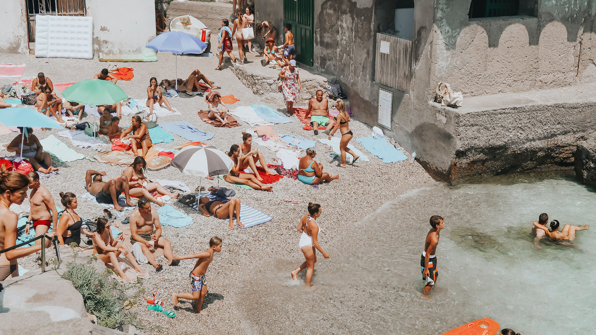 A crowded Italian beach photographed by Sally for the Amichi Co archive